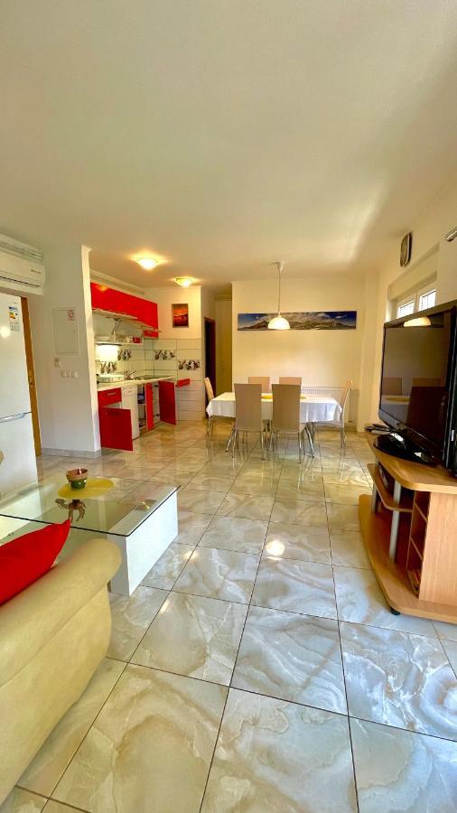Apartments Neven Оміш Екстер'єр фото