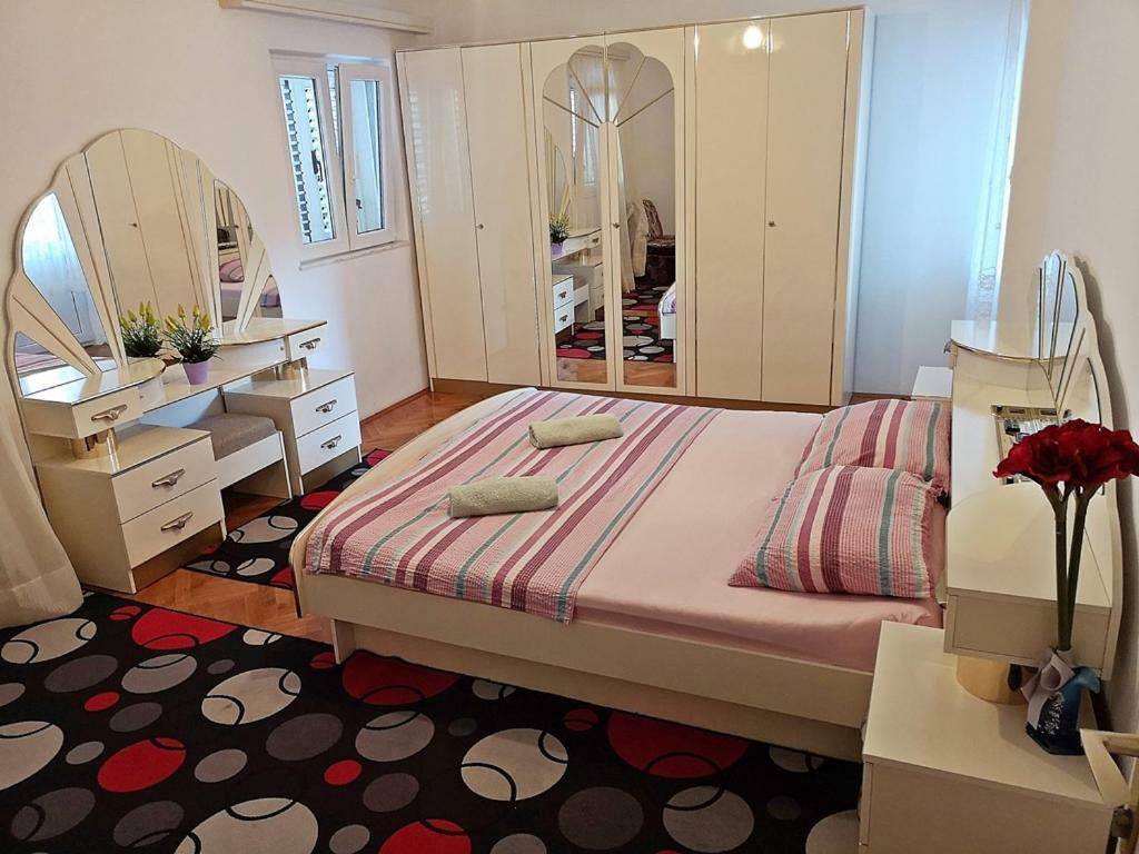 Apartments Neven Оміш Екстер'єр фото